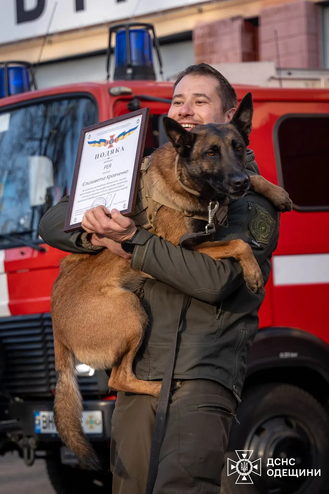 Reia and the commendation awarded to handler Yelyzaveta Kravchenko.