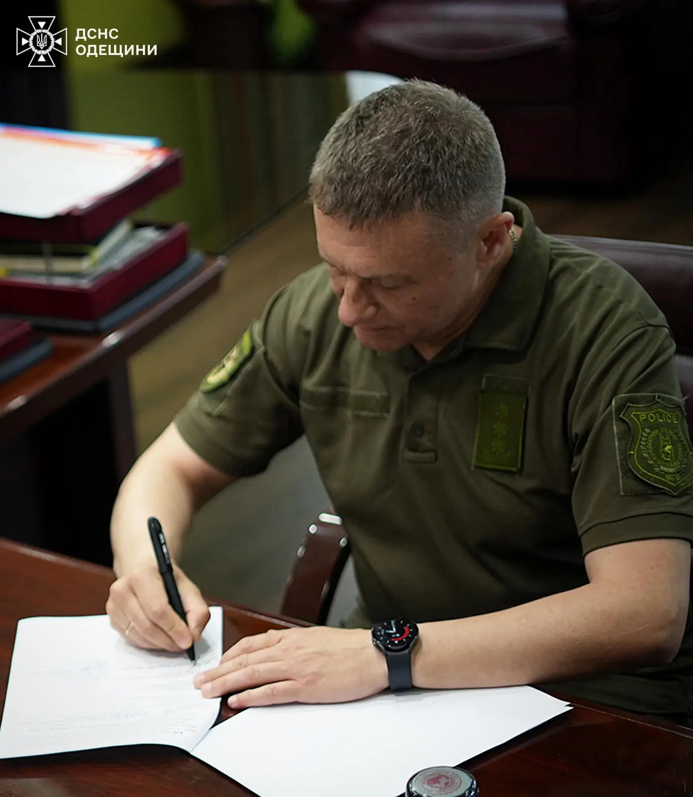 Signing the memorandum on behalf of the canine service.