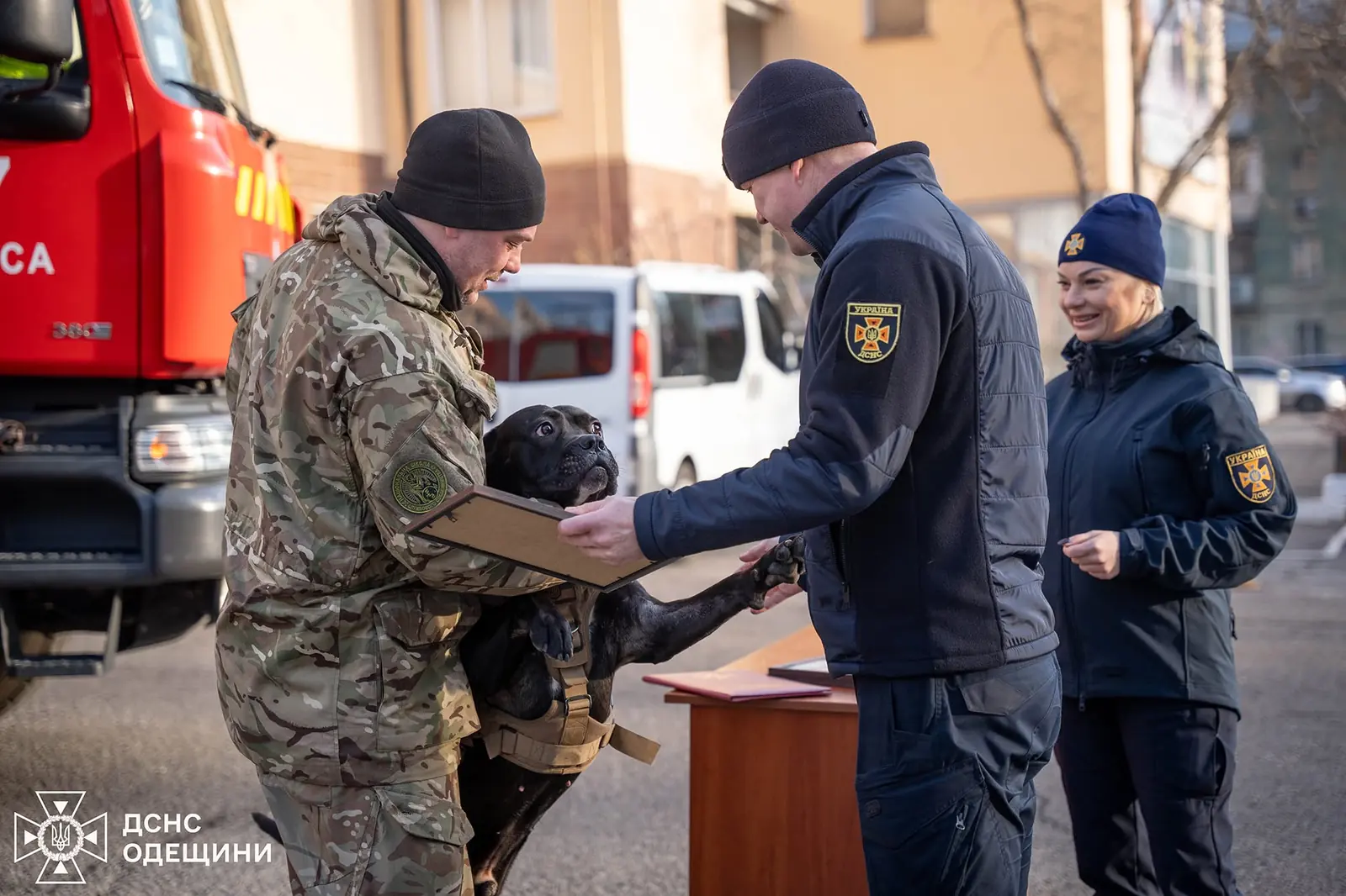 Oles Chervonyi and Tara receive a commendation.