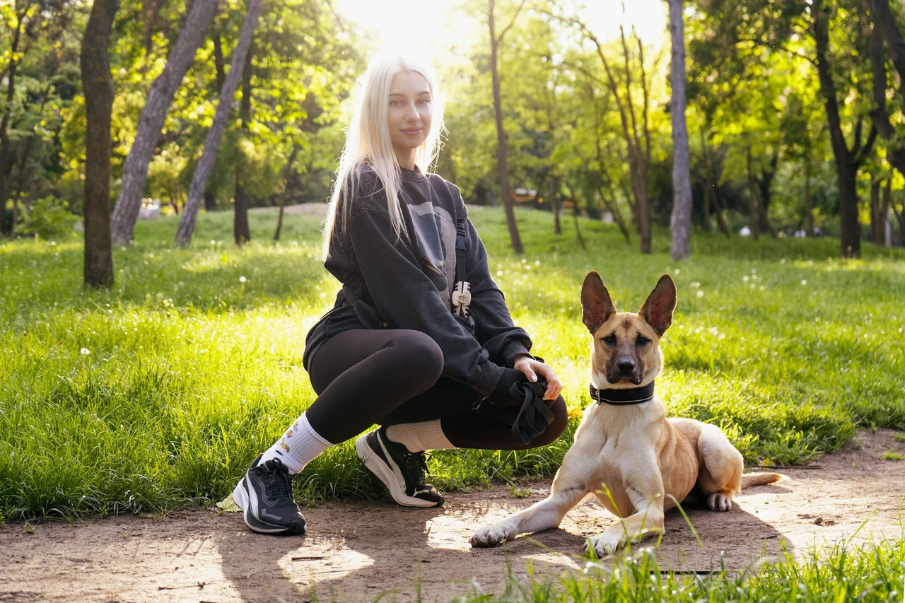 Omanik ja koer kooli treeningtunnis
